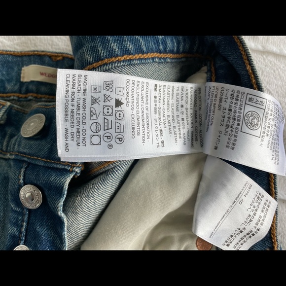 *Fundraiser Levi’s Wedgie. Mid-high rise, med wash, 99% cotton, 1% elastane. - Picture 5 of 5
